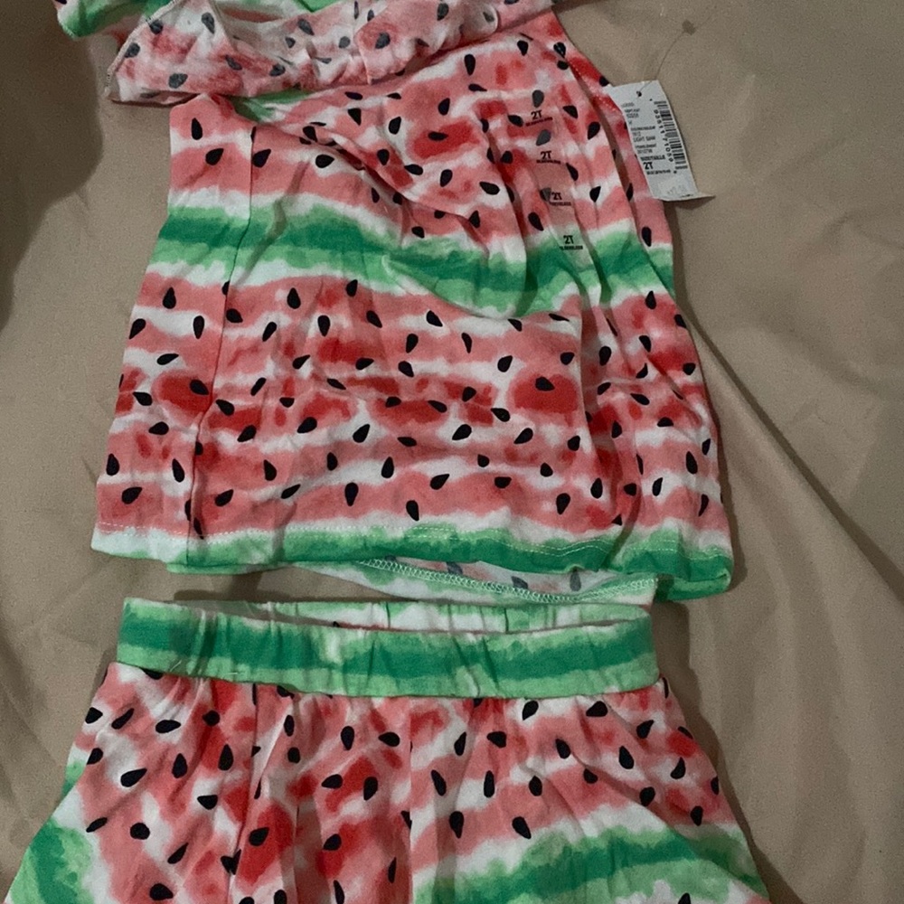 I’m selling a sleeveless t shirt and skirt with watermelon design.